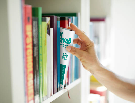 Bücherregal mit einer Zeitschrift