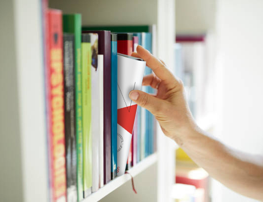 Bücherregal mit einer Zeitschrift