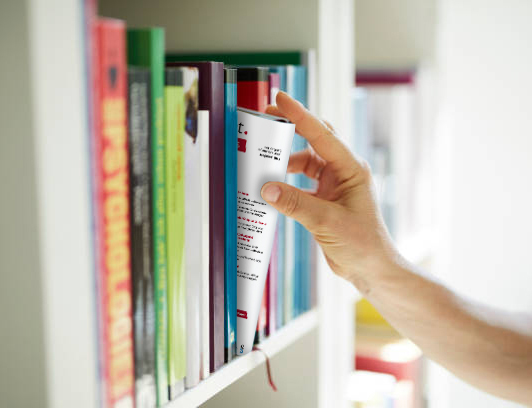 Bücherregal mit einer Zeitschrift