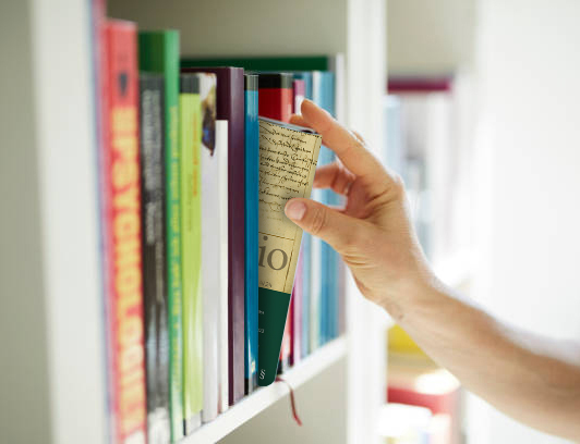 Bücherregal mit einer Zeitschrift