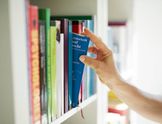 Bücherregal mit einer Zeitschrift