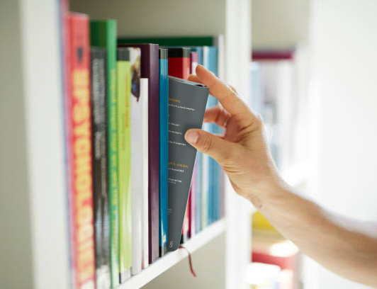 Bücherregal mit einer Zeitschrift