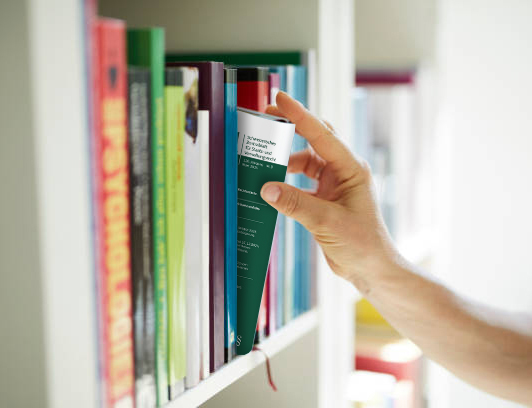 Bücherregal mit einer Zeitschrift